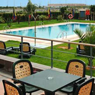 Vistas a la piscina del Hotel Tryp Almussafes durante el da